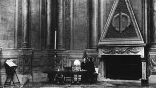 Benito Mussolini, italienischer Diktator, in seinem Arbeitszimmer im Jahr 1931. Dieses Bild war Teil der Serie "Ein Tag im Leben von Mussolini", einem seiner bekanntesten Bildberichte, den Felix H. Man für die Münchner Illustrierte Presse anfertigte.