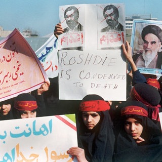 Nachdem der iranische Revolutionsführer Ajatollah Khomeini an alle Moslems den Appell gerichtet hatte, den britisch-indischen Schriftsteller Salman Rushdie zu ermorden, unterstützen Demonstranten in Teheran seinen Mordaufruf. Aufnahme vom 17. Februar 1989.