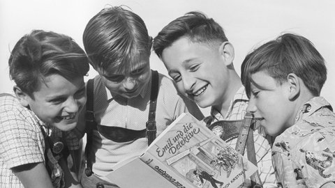 Vier Freunde lesen in den 1950ern "Emil und die Detektive" von Erich Kästner