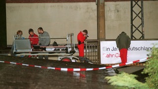 Spezialkräfte der Polizei am 28. Juni 1993 bei der Spurensuche auf dem Bahnhofsgelände. Am 27. Juni 1993 kamen bei der Festnahme zweier RAF-Terroristen durch die Anti-Terror-Einheit GSG 9 auf dem Bahnhof der mecklenburgischen Stadt Bad Kleinen ein Polizeibeamter sowie einer der Gesuchten, Wolfgang Grams, ums Leben. Birgit Hogefeld wurde verhaftet.