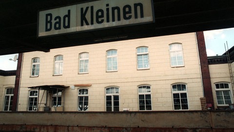 Birgit Hogefeld und Wolfgang Grams gehörten zu den RAF-Terroristen der sogenannten dritten Generation. Im Bahnhof Bad Kleinen in Mecklenburg-Vorpommern konnten Spezialkräfte der GSG 9 am 27. Juni 1993 Birgit Hogefeld in der Unterführung des Bahnhofs festnehmen, doch dann kommt es zu einer Schießerei. Wolfgang Grams tötet dabei den GSG-9-Beamten Michael Newrzella und begeht anschließend Suizid.
