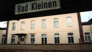 Birgit Hogefeld und Wolfgang Grams gehörten zu den RAF-Terroristen der sogenannten dritten Generation. Im Bahnhof Bad Kleinen in Mecklenburg-Vorpommern konnten Spezialkräfte der GSG 9 am 27. Juni 1993 Birgit Hogefeld in der Unterführung des Bahnhofs festnehmen, doch dann kommt es zu einer Schießerei. Wolfgang Grams tötet dabei den GSG-9-Beamten Michael Newrzella und begeht anschließend Suizid.