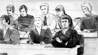 Eine Zeichnung vom ersten Tag des Baader-Meinhof-Prozesses zeigt die Angeklagten und deren Anwälte. Hintere Reihe von links nach rechts: Jan-Carl Raspe, Andreas Baader, Polizeibeamter, Ulrike Meinhof und Gudrun Ensslin. Vordere Reihe von links nach rechts: die Verteidiger Rupert von Plottnitz, Marielouise Becker und Otto Schily.