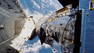 Das Hubble-Weltraumteleskop, aufgenommen am 25. April 1990 von der Besatzung der Raumfähre STS-31 über dem Frachtraum des Shuttles Discovery in einer Höhe von 332 Seemeilen über der Erde.