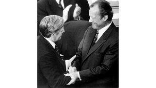 Willy Brandt (rechts, SPD) gratuliert am 16. Mai 1974 seinem Nachfolger Helmut Schmidt (SPD), der neuer Bundeskanzler ist