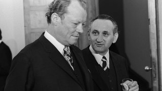 Bundeskanzler Willy Brand (SPD) im Juni 1962 im Gespräch mit Egon Bahr (SPD)