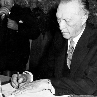 Der Präsidente des Parlamentarischen Rates, Dr. Konrad Adenauer, bei der Unterzeichnung des Grundgesetzes am 23. Mai 1949 um 17 Uhr in Bonn