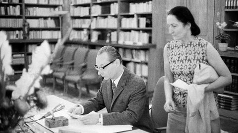 Der kommunistische Parteichef der Tschechoslowakei, Alexander Dubcek, wendet sich am 27. August 1968 im Radio an die Nation, nachdem er aus Moskau angekommen ist, wo er nach dem Einmarsch von Warschauer-Pakt-Truppen in die Tschechoslowakei Gespräche geführt hatte.