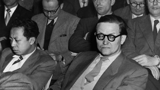 Karl-Eduard von Schnitzler im Januar 1954 als Leiter der Kommentatorengruppe des staatlichen Rundfunkkomitees der DDR bei einer Pressekonferenz in Ostberlin zur Viermaechtekonferenz der Aussenminister