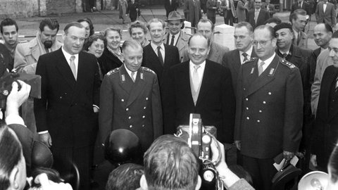 Adolf Heusinger, Bundesverteidigungsminister Theodor Blank und Alfred Speidel (v. l. n. r.) während der Feierstunde am 12. November 1955 in der Ermekeil-Kaserne Bonn im Mittelpunkt des Interesses der Fotografen. Die ersten Soldaten der neuen deutschen Streitkräfte erhielten an diesem Tag von Minister Blank ihre Ernennungsurkunden. 