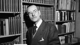 Schriftsteller Thomas Mann im April 1945 in seinem Haus in Santa Monica in Kalifornien  USA vor einem Bücherregal: Die Konferenz von Jalta im Februar 1945 nahm er zum Anlass, sich aus seinem kalifornischen Exil mit einer Rundfunkbotschaft über das deutsche Programm der BBC an die deutschen Hörer zu wenden.