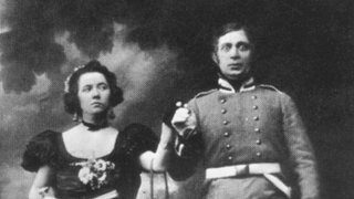 Szenenbild aus der Aufführung "Drei alte Schachteln" mit Claire Waldoff, im Berliner Theater am Nollendorfplatz. Foto 1918