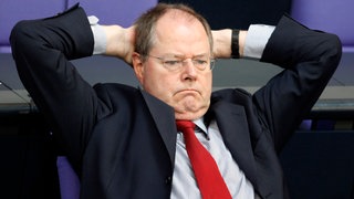 Bundesfinanzminister Peer Steinbrueck nimmt am 29. Mai 2009 an einer Bundestagssitzung im Reichstag in Berlin teil. Der Bundestag stimmte mit einer Zwei-Drittel-Mehrheit für eine Verfassungsänderung, die dem Bund in einigen Jahren kaum noch neue Kredite erlaubt, den Ländern gar keine mehr. 