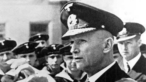 Karl Dönitz (undatierte Aufnahme): Hitlers Selbstmord und die Kapitulation der Wehrmacht am 8. Mai 1945 bedeuteten nicht das Ende des Deutschen Reiches. In der Marineschule Mürwik bei Flensburg agierte noch fast drei Wochen eine Reichsregierung unter Großadmiral Karl Dönitz, den Hitler zu seinem Nachfolger ernannt hatte.