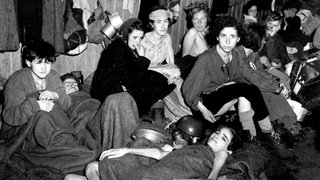 Frauen und Kinder, die an Typhus, Hunger und Ruhr leiden, drängen sich im April 1945 in einer Baracke im KZ Bergen-Belsen zusammen. Über 40.000 Menschen waren von den Briten aus dem Konzentrationslager befreit worden.