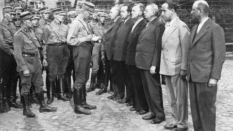 Unter dem Vorwand der passiven Bestechung wurden prominente Rundfunkleiter im August 1933 von den Nazis ins Konzentrationslager Oranienburg gebracht. Das Foto zeigt die Einlieferung der Gefangenen. V.l.n.r.: Ernst Heilmann (SPD-Fraktionschef im preußischen Landtag), Fritz Ebert (Sohn des Reichspräsidenten), Alfred Braun (Rundfunkreporter), Heinrich Giesecke (Rundfunkverwaltung), Dr. Hans Flesch (Intendant der Funkstunde), Kurt Magnus (Rundfunkdirektor)