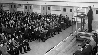 Rundfunkleiter Eugen Hadamovsky 1933 bei einem Vortrag vor versammelten Rundfunkpersonal im Rundfunkhaus in Berlin