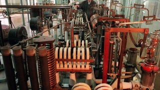 Im "Sender- und Funktechnikmuseum" Königs Wusterhausen bei Berlin zeigt Projektleiter Wolf-Dieter Säuberlich einen 100-KW-Mittelwellensender. Der 1932 erbaute Sender strahlte am 13. Mai 1945 von Berlin-Tegel die ersten deutschsprachigen Informationen nach der Kapitulation für die Berliner Bevölkerung aus. 
