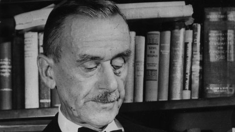 Thomas Mann macht sich im Juli 1945 in der Bibliothek des New Yorker Hunter College (USA) Notizen, bevor er eine Rede hält