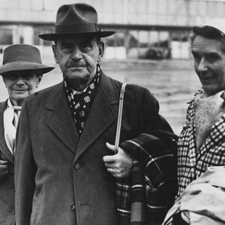 Thomas Mann ist mit seiner Frau Katia (links) und seiner Tochter Erika, nachdem er am 4. Mai 1950 aus New York kommend auf dem Flughafen in Stockholm, Schweden, gelandet war.