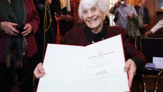 Kinderärztin Ingeborg Syllm-Rapoport hält am 9.6.2015 in Hamburg bei der Übergabe ihre Promotionsurkunde im Universitätsklinikum Hamburg-Eppendorf (UKE). Im Alter von 102 Jahren hat die Ärztin ihre mündliche Promotionsprüfung am UKE erfolgreich nachgeholt. Syllm-Rapoport hatte ihre Dissertationsschrift über Diphtherie bereits 193738 angefertigt, die Zulassung zur mündlichen Prüfung war ihr aber wegen ihrer jüdischen Abstammung von den nationalsozialistischen Hochschulbehörden verwehrt worden. 