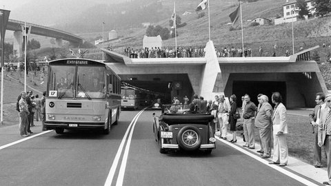 Die Eröffnung des Gotthard-Straßentunnels am 5. September 1980 wird von der Bevölkerung begeistert gefeiert. Im Bild eine Ansicht auf das Südportal in Airolo im Kanton Tessin.