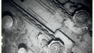 Ankerketten, Winden und Spills am Bug des Luxusliners „Titanic“. Das Wrack liegt auf dem Grund des Atlantischen Ozeans. Die Untersuchung wird von Besatzungsmitgliedern des Forschungsschiffs „Knorr“ unter der Leitung von Dr. Robert D. Ballard durchgeführt.