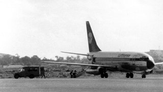 Die am 13.10.1977 auf dem Flug von Mallorca nach FrankfurtMain von vier Terroristen entführte Lufthansamaschine "Landshut" auf dem Flughafen von Mogadischu (Archivfoto vom Oktober 1977)