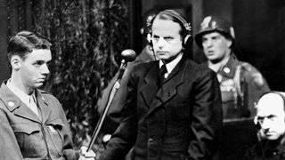 Otto Ohlendorf, S.S. Gruppenführer und Befehlshaber der Einsatzgruppe D, am 22. September in Nürnberg. Er wurde 1948 als Kriegsverbrecher zum Tode verurteilt und 1951 hingerichtet.