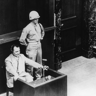 Hermann Göring am 13. März 1946 im Zeugenstand beim Nürnberger Kriegsverbrecherprozess
