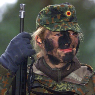 Bundeswehr Soldatin Annika Keller am 9. Januar 2001 mit Gesichtstarnung bei einer Übung von Soldaten der "Generalfeldmarschall-Rommel-Kaserne" bei Augustdorf: Am 2. Januar 2001 wurden knapp 250 Frauen als Soldatinnen in die Bundeswehr aufgenommen. 