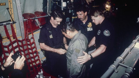 Am 4. Januar 1990 wird Panamas Diktator Manuel Noriega von Agenten der US-Antidrogenbehörde nach Florida gebrachten. 