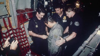 Am 4. Januar 1990 wird Panamas Diktator Manuel Noriega von Agenten der US-Antidrogenbehörde nach Florida gebrachten. 