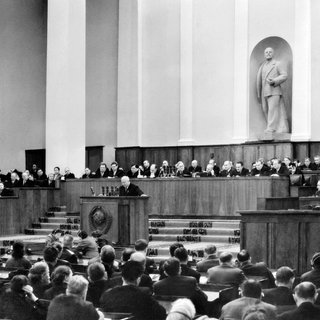 Nikita Chruschtschow am Rednerpult: Am 25. Februar 1956 hielt Chruschtschow vor Delegierten der Kommunistischen Partei in einer nichtöffentlichen Sitzung seine "Geheimrede". Darin verurteilte er u.a. den Personenkult des sowjetischen Führers Josef Stalin.