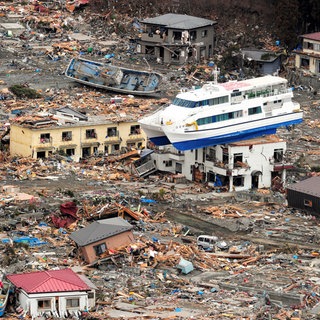 Ein Schiff auf einem Haus in Otsuchi, Präfektur Iwate, Japan, am 15. März 2011: Ein Erdbeben der Stärke 8,9 und ein verheerender Tsunami erschütterten am 11. März 2011 den Nordosten Japans und töteten mehr als 20.000 Menschen.