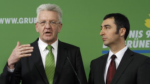 Pressekonferenz von Bündnis 90Die Grünen am 28.3.2011 in Berlin zum Wahlausgang in Baden-Württemberg und Rheinland-Pfalz. Winfried Kretschmann (links) wird erster grüner Ministerpräsident. Cem Özdemir (rechts) gewinnt 2026 die Wahl in Baden-Württemberg