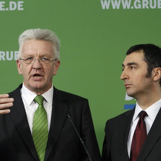 Pressekonferenz von Bündnis 90Die Grünen am 28.3.2011 in Berlin zum Wahlausgang in Baden-Württemberg und Rheinland-Pfalz. Winfried Kretschmann (links) wird erster grüner Ministerpräsident. Cem Özdemir (rechts) gewinnt 2026 die Wahl in Baden-Württemberg