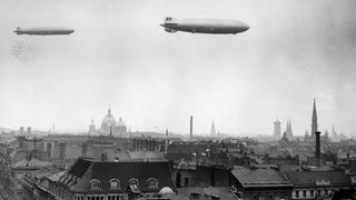 Die Luftschiffe LZ 129 "Hindenburg" und LZ 127 "Graf Zeppelin" am 28.3.1936 über Berlin
