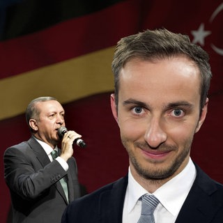 Collage: Recep Tayyip Erdoğan und Jan Böhmermann; dahinter die deutsche und die türkische Flagge. 2016 hatte das Gedicht des Satirikers eine diplomatische Krise mit der Türkei ausgelöst.