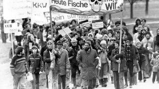 Kernkraftgegner demonstrieren am 31.3.1975 (Ostermontag) mit einem Sternmarsch und einer anschließenden Kundgebung auf dem besetzten Baugelände gegen die geplante Errichtung des Atomkraftwerkes Wyhl im Kreis Emmerdingen in Baden-Württemberg