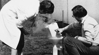 Wissenschaftler des finnischen Nationalen Instituts für Strahlenschutz in Helsinki gießen am Dienstag, 29. April 1986, eine Probe stark gekühlter Luft in eine Testflasche zur Analyse des Tritiumgehalts