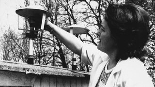 Spezialistin des Warschauer Instituts für Meteorologie und Wasserkontrolle entnimmt am 29. April 1986 in Warschau Luftproben, um die Strahlung einer radioaktiven Wolke zu testen, die nach dem Unfall im Kernkraftwerk Tschernobyl über Polen hinwegging 