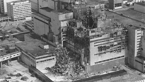 Der zerstörte Reaktorblock 4 in Tschernobyl am 15.5.1986