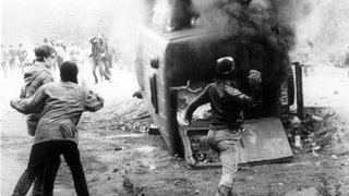 Rund 200 zum Teil vermummte Demonstranten griffen am 20. Mai 1986 in Wackersdorf an einer Zufahrtstraße eine Polizeikontrolle an, warfen diesen Mannschaftswagen um und setzten ihn in Brand. 