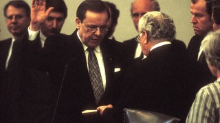 Walter Wallmann (CDU) leistet am 6. Juni 1986 im Bonnder Bundestag seinen Amtseid als erster Bundesumweltminister