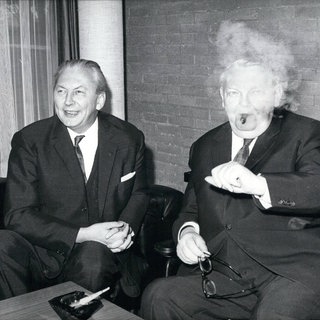 11. November 1966: Kanzlerkandidaten Kurt Georg Kiesinger (links) im Gespräch mit dem noch amtierenden Bundeskanzler Ludwig Erhard