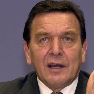 Bundeskanzler Gerhard Schröder (SPD) spricht am 6.11.2001 auf einer Pressekonferenz in Berlin. Vor Medienvertretern wurde bekannt, dass die Bundesregierung erstmals seit dem Zweiten Weltkrieg deutsche Soldaten für einen Kampfeinsatz bereitstellen wird. 