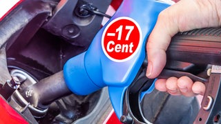 Symbolfoto Tanken, Hand mit Zapfpistole, Symbolfoto