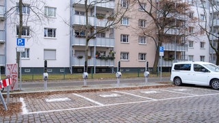 Ladesäulen vor Mehrfamilienhaus