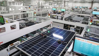 China, Fabrik, Produktion von Solarpanelen